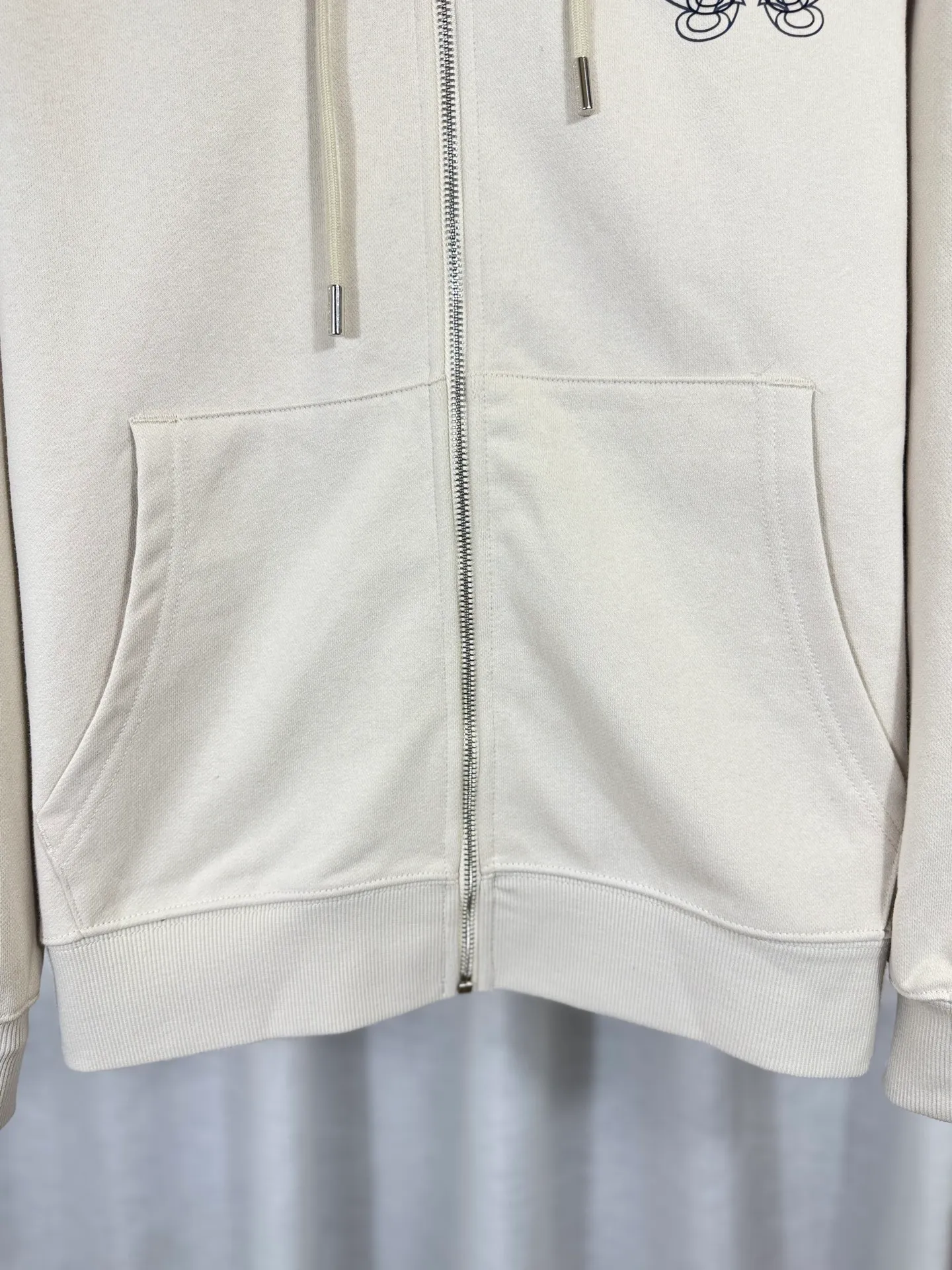 P350 top version, real shot without P, ​​different from market currency) 𝗖𝗵𝗿𝗼𝗺𝗲 𝗛𝗲𝗮𝗿𝘁𝘀/Cro Heart 2025 Compass Pearl Embroidery Autumn and Winter New Original Single Counter American Laser Burnt 3D Three-dimensional Appliqué Pearl Couple Casual Cardigan Sweatshirt 👑The highest version! Customized fabric 480g tripe terry fabric! American acid-washed and distressed original fabric, laser burning + patch embroidery, exquisite embroidery of letters! The best-selling model in the counter, very comfortable to wear. Accessories: original molded and authenticated collar label➕100% silk wash label. Genuine purchase-grade original hangtag➕matching hanging rope➕3D hanging beads➕original packaging bag. Craftsmanship: The original version has consistent wiring! The highest version of the armhole matching technique! Color: Beige Black Size: S M L XL Style No.: 25-353